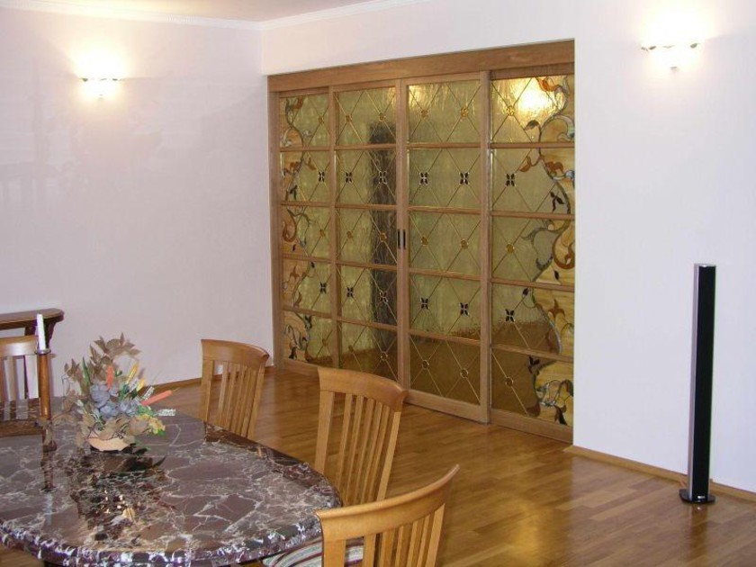 Перегородка для гостиной с цветным стеклом и декоративными вставками Красноярск