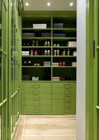 Г-образная гардеробная комната в зеленом цвете Красноярск