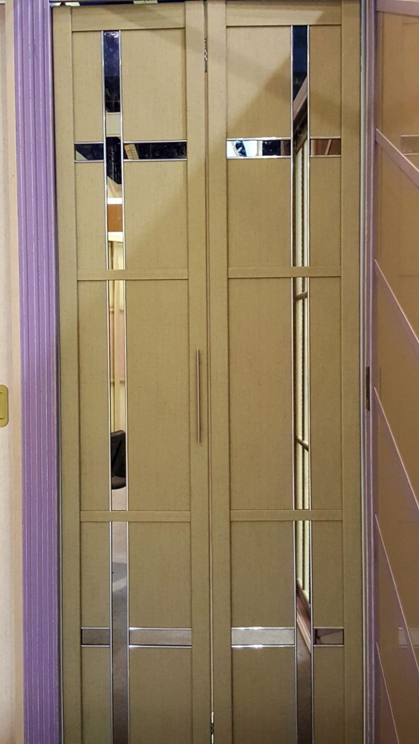 Двери гармошка шпонированные с зеркальным декором Красноярск